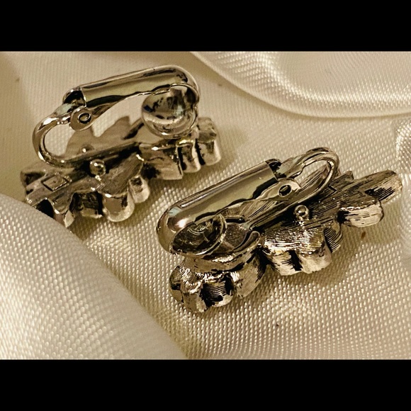 Vintage leaf shaped clip on earrings - Picture 3 of 8